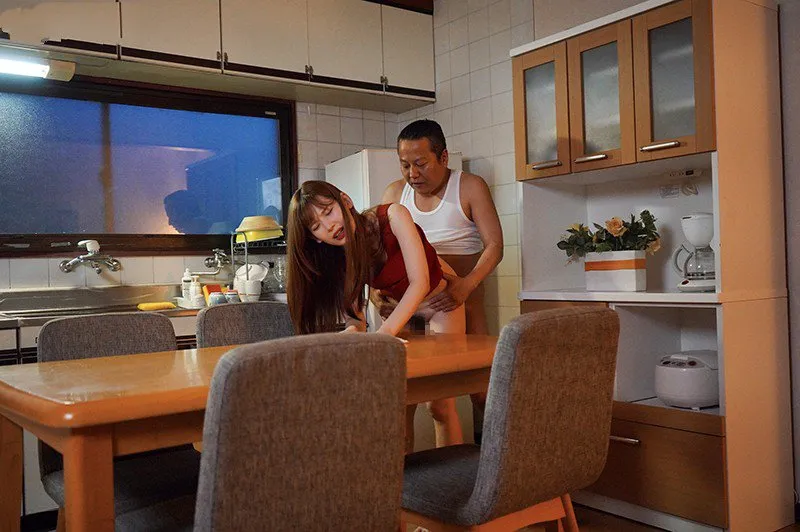Con gái bị anh xã mới của má nện mỗi ngày, cho dù đã có người yêu