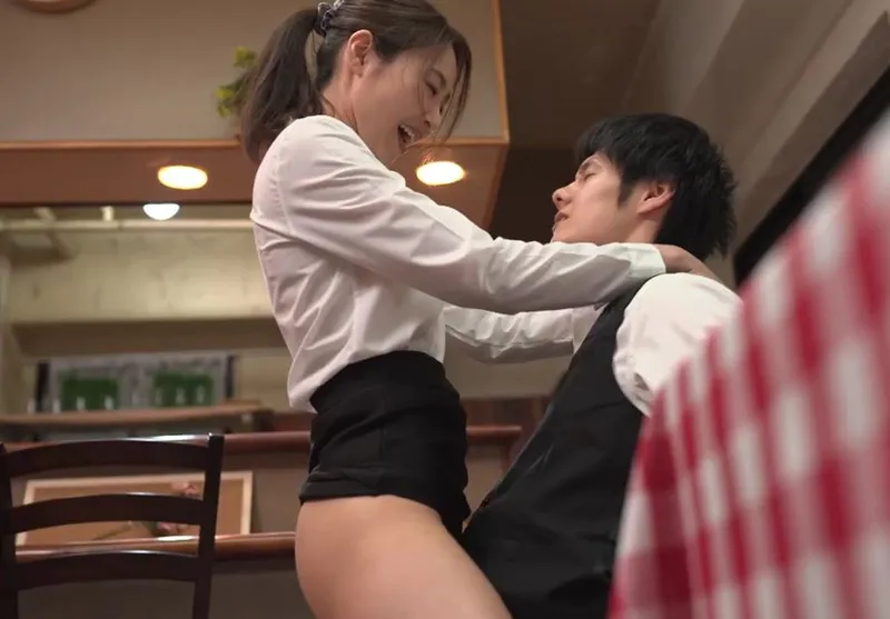 Cậu trai trẻ chịch cô nhân viên nữ có chồng nhưng ông chồng “yếu”