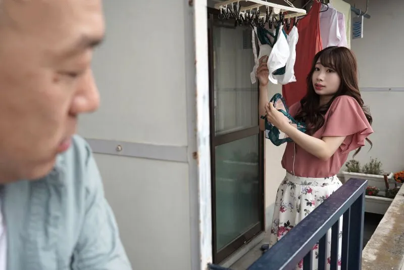 Gã nhà cạnh bên chuyên soi mói và cặp Người vợ Ông xã thường xuyên rên la quá to
